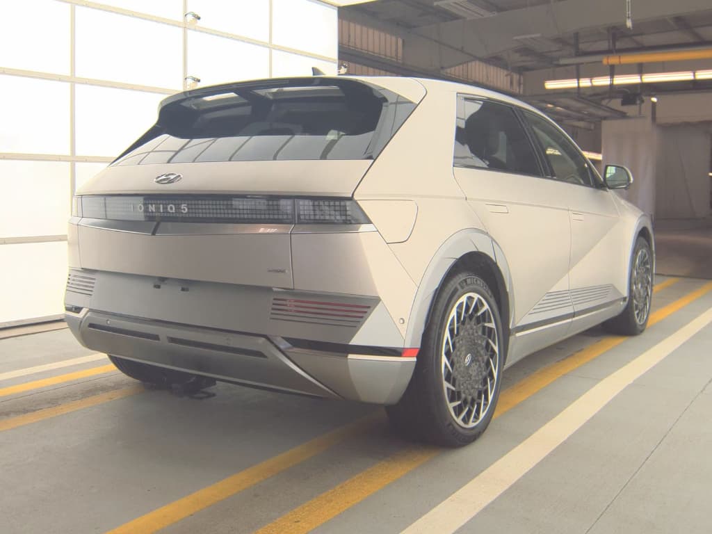 2023 Hyundai IONIQ 5 view 3