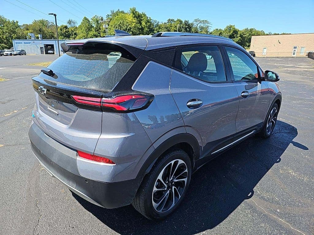 2023 Chevrolet Bolt EUV view 3