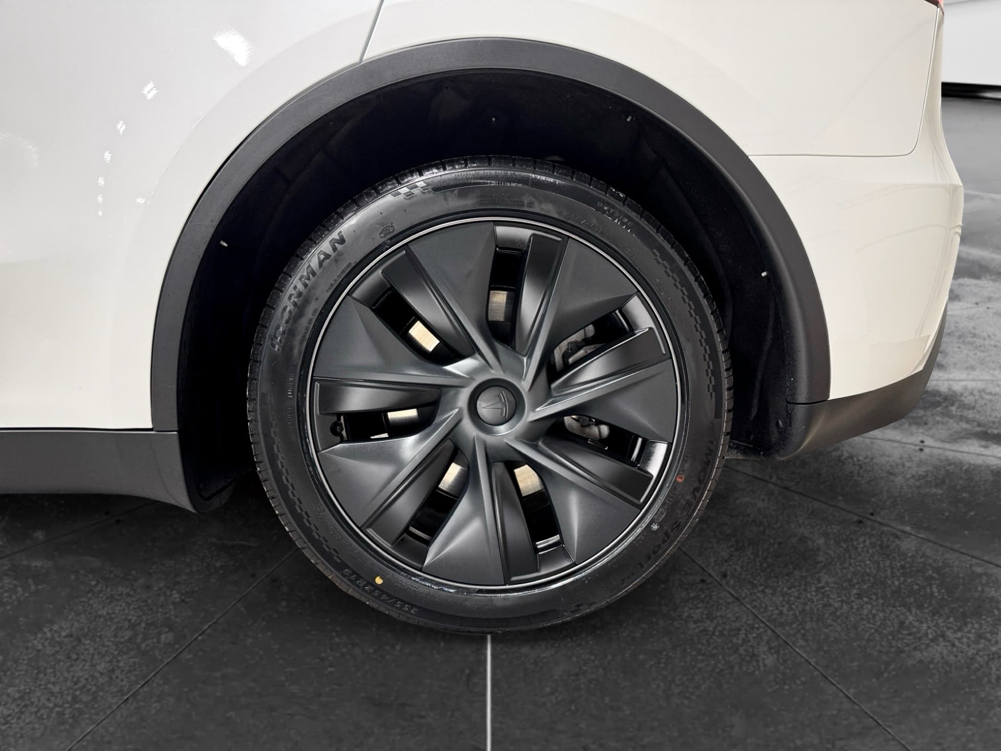 2024 Tesla Model Y view 31
