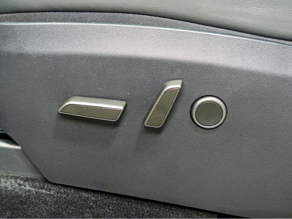 2024 Tesla Model Y view 6
