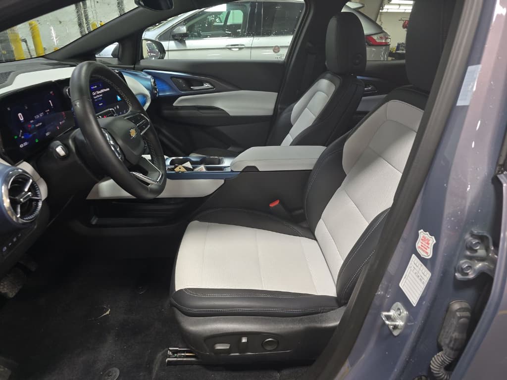 2025 Chevrolet Equinox EV view 5