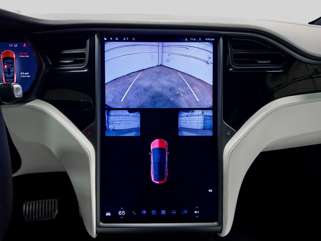 2019 Tesla Model X view 16