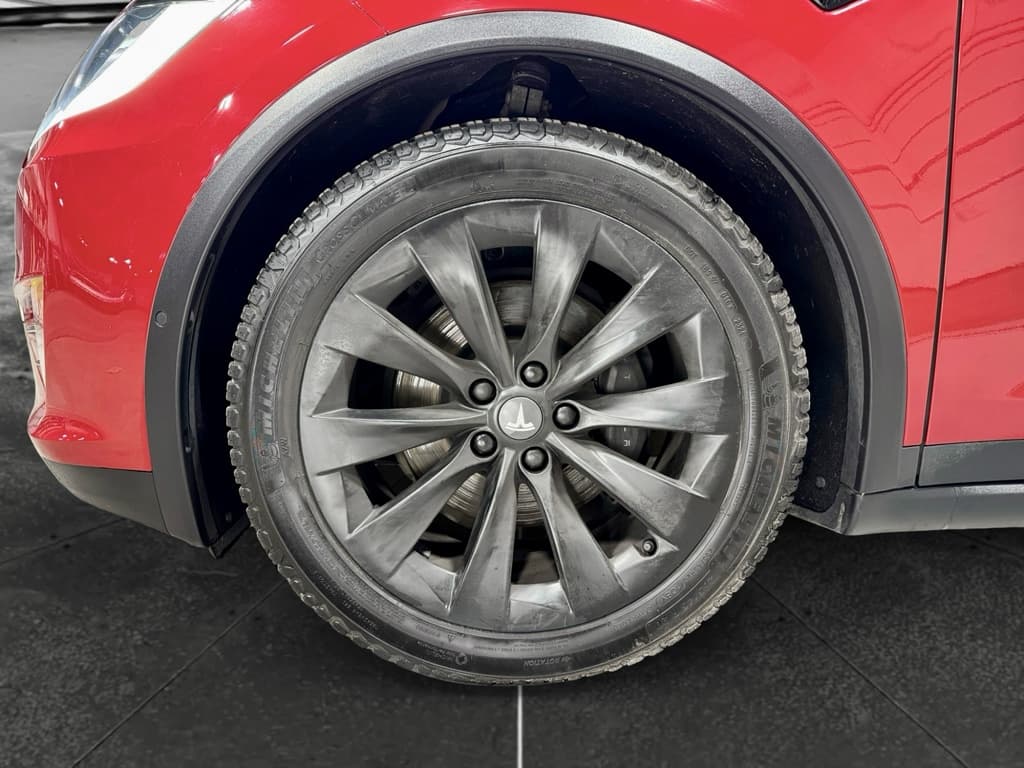 2019 Tesla Model X view 30