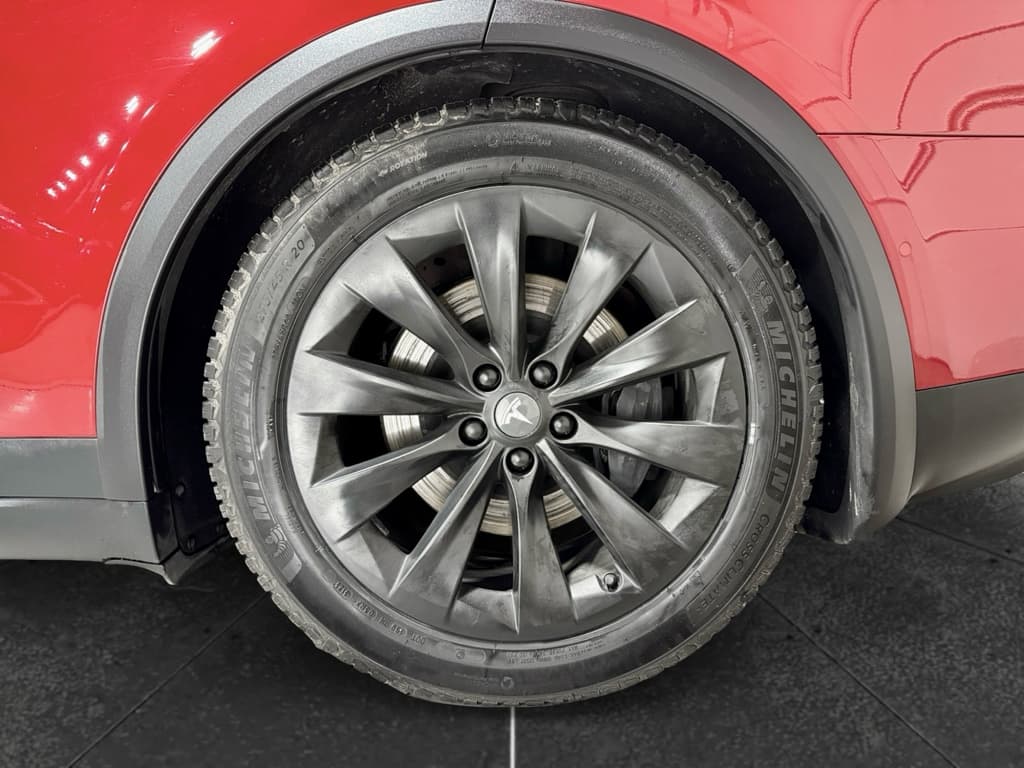 2019 Tesla Model X view 32