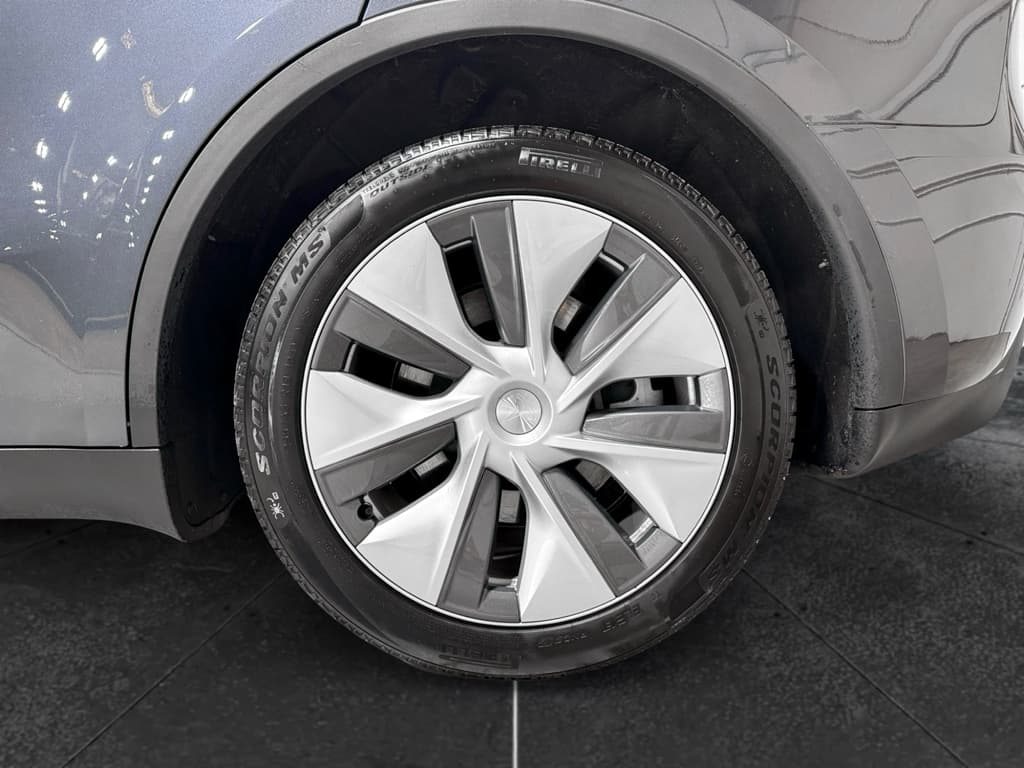 2023 Tesla Model Y view 31