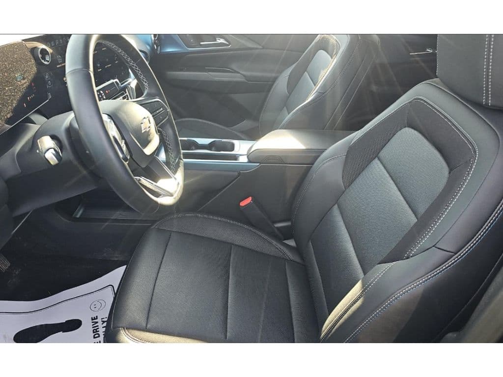 2025 Chevrolet Equinox EV view 5