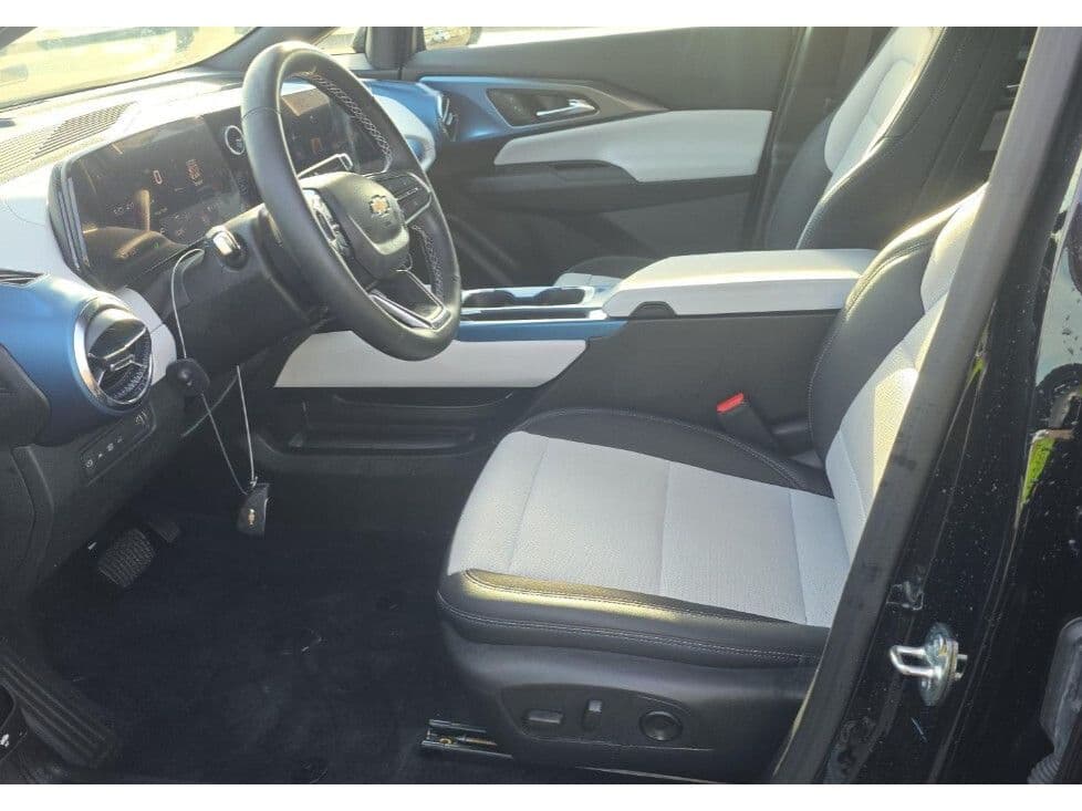2025 Chevrolet Equinox EV view 5
