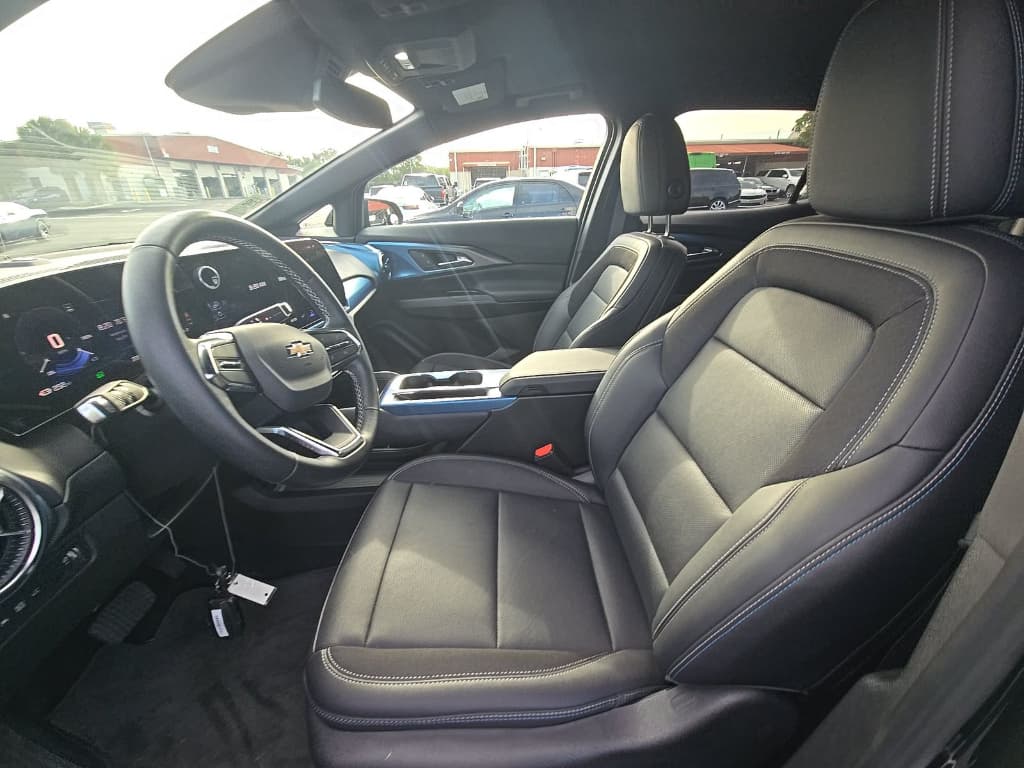 2025 Chevrolet Equinox EV view 5