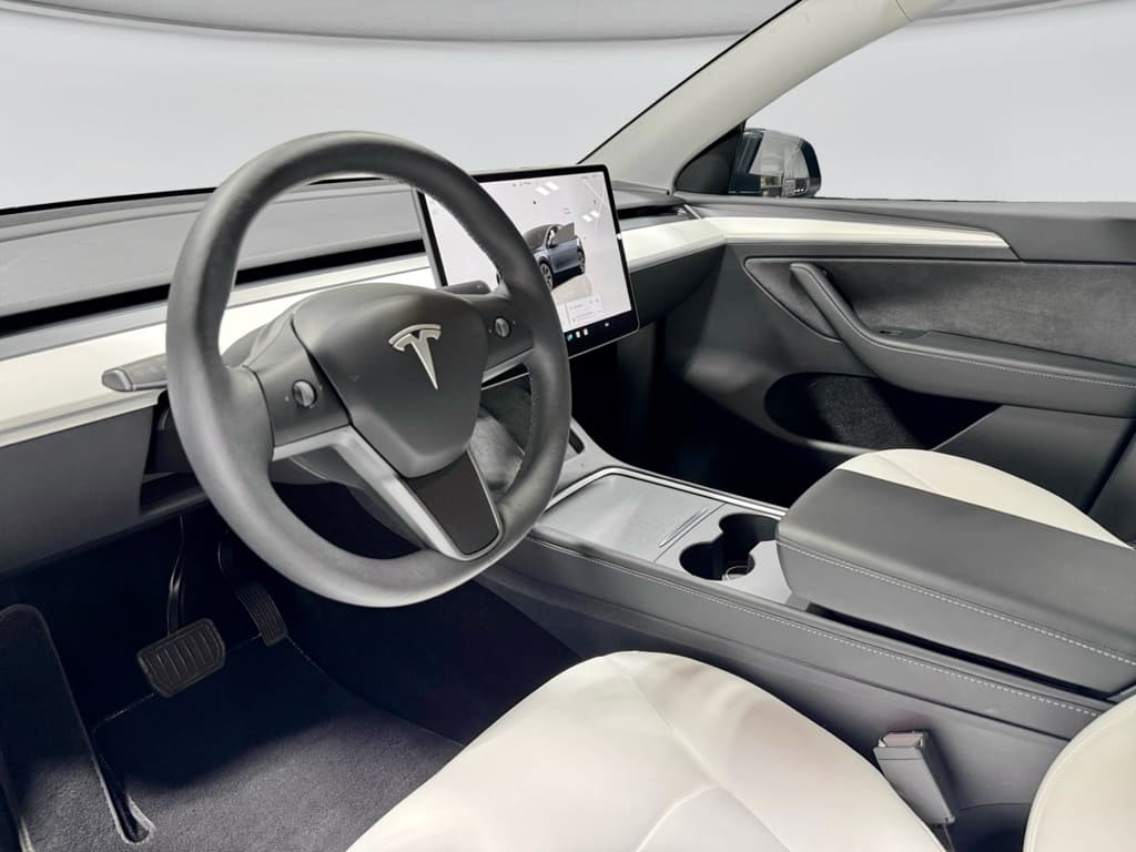 2025 Tesla Model Y view 16