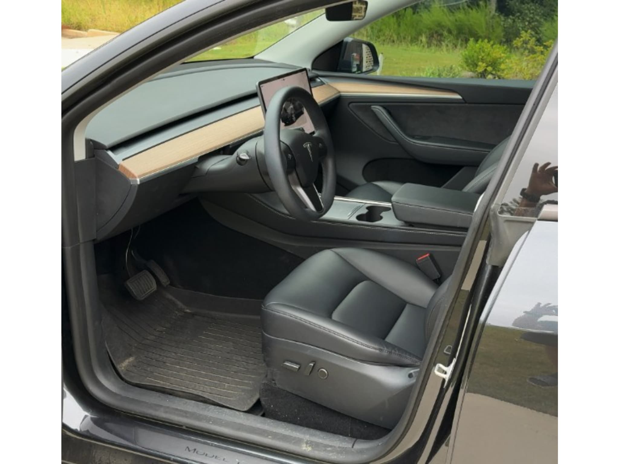 2024 Tesla Model Y view 5
