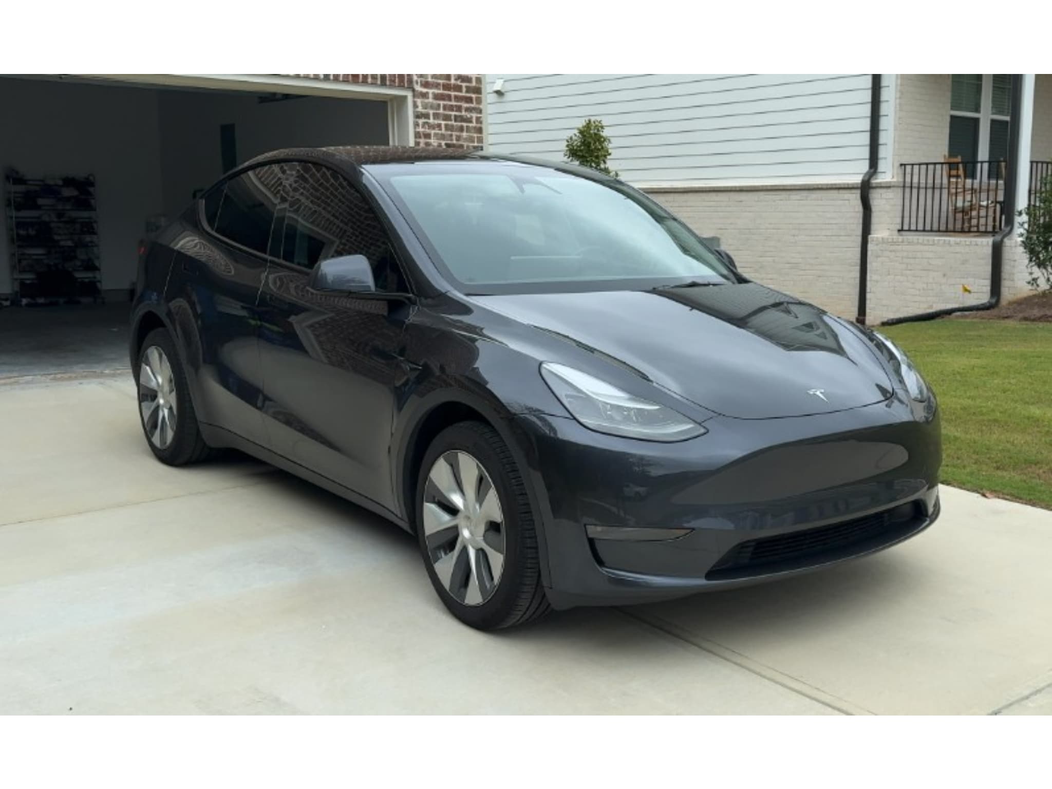 2024 Tesla Model Y view 4