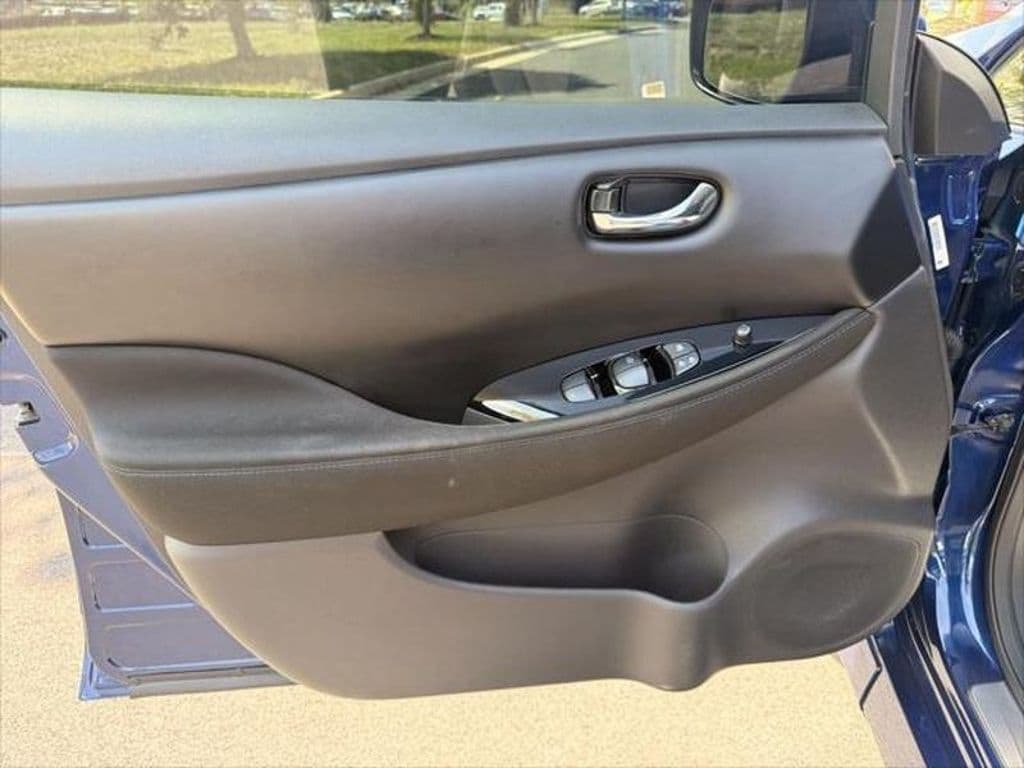 2023 Nissan LEAF view 9