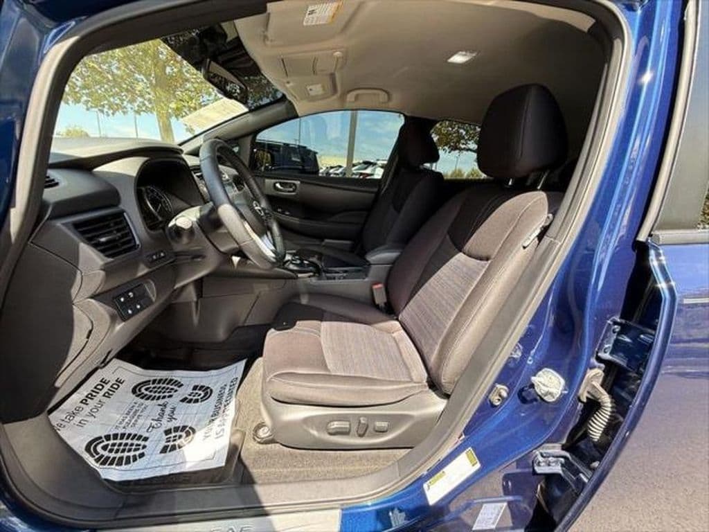 2023 Nissan LEAF view 14