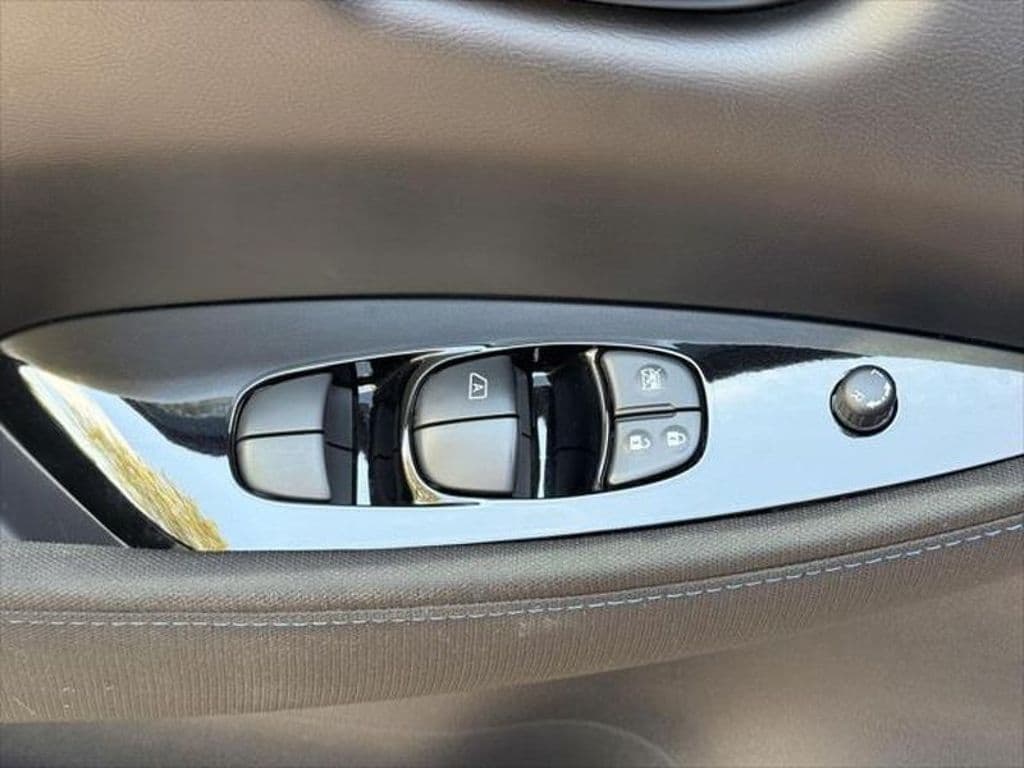 2023 Nissan LEAF view 13