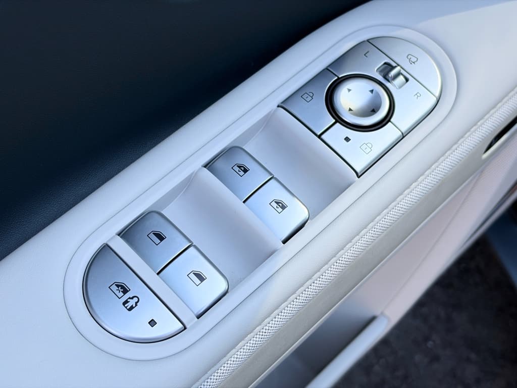 2023 Hyundai IONIQ 5 view 7