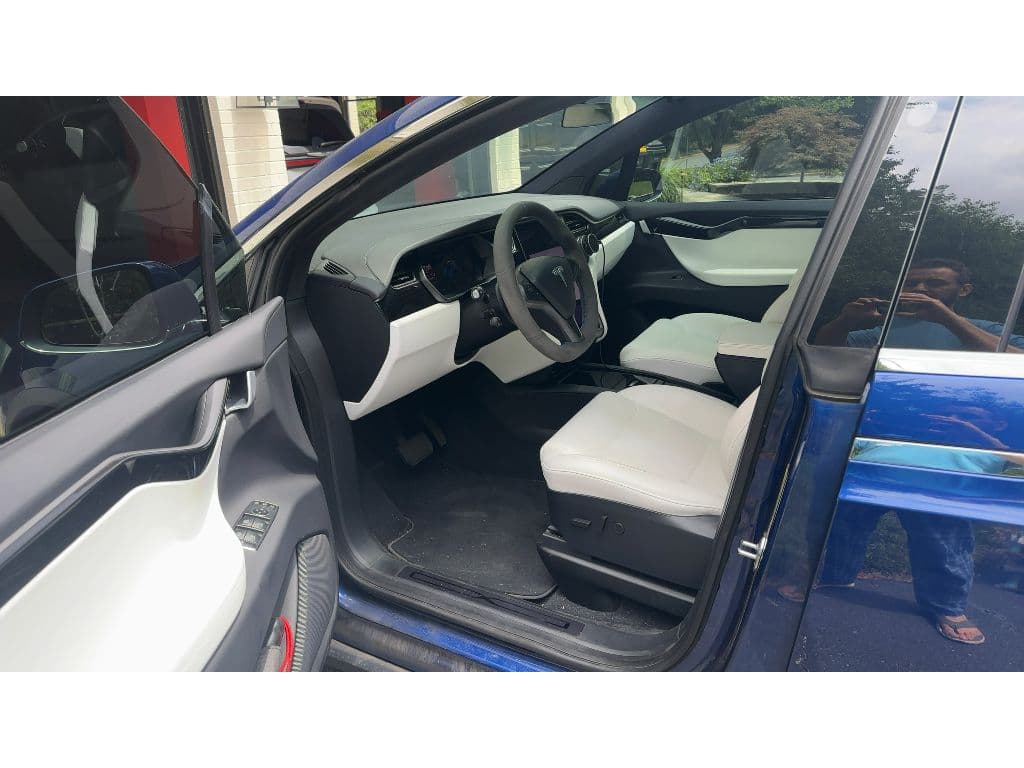2020 Tesla Model X view 5