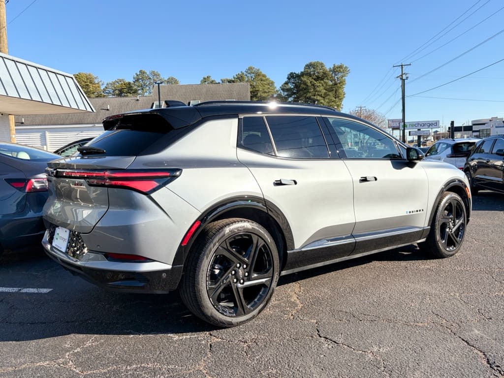 2024 Chevrolet Equinox EV view 3
