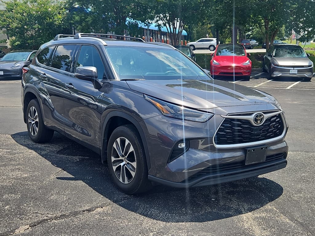 2022 Toyota Highlander view 4
