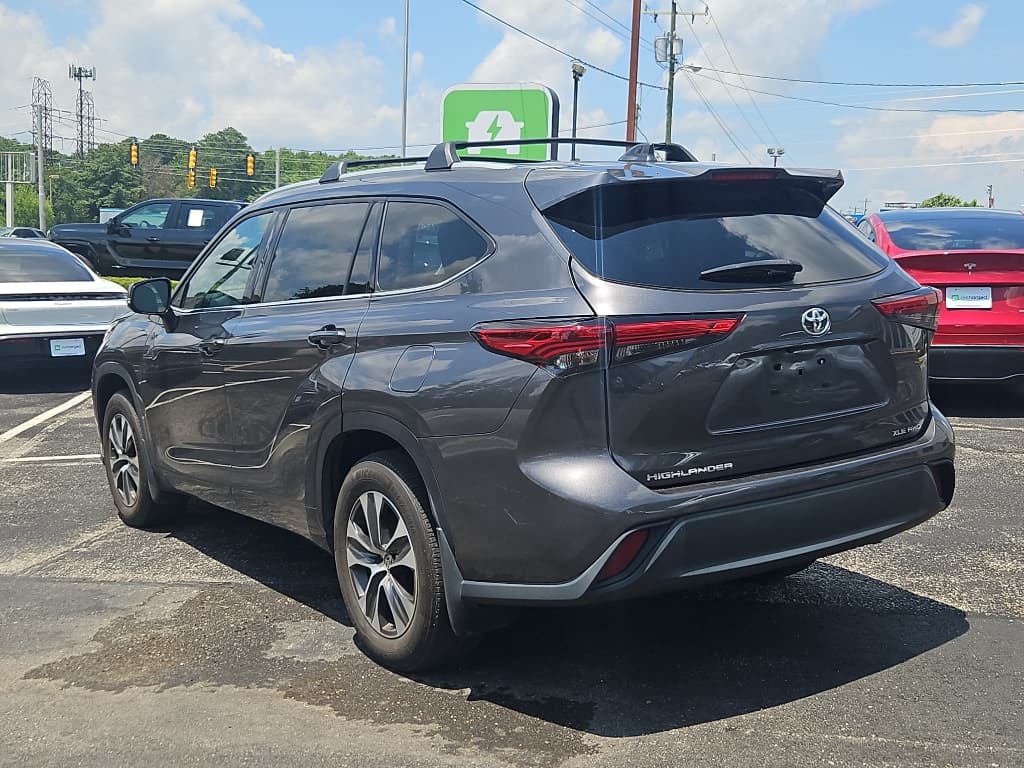 2022 Toyota Highlander view 2