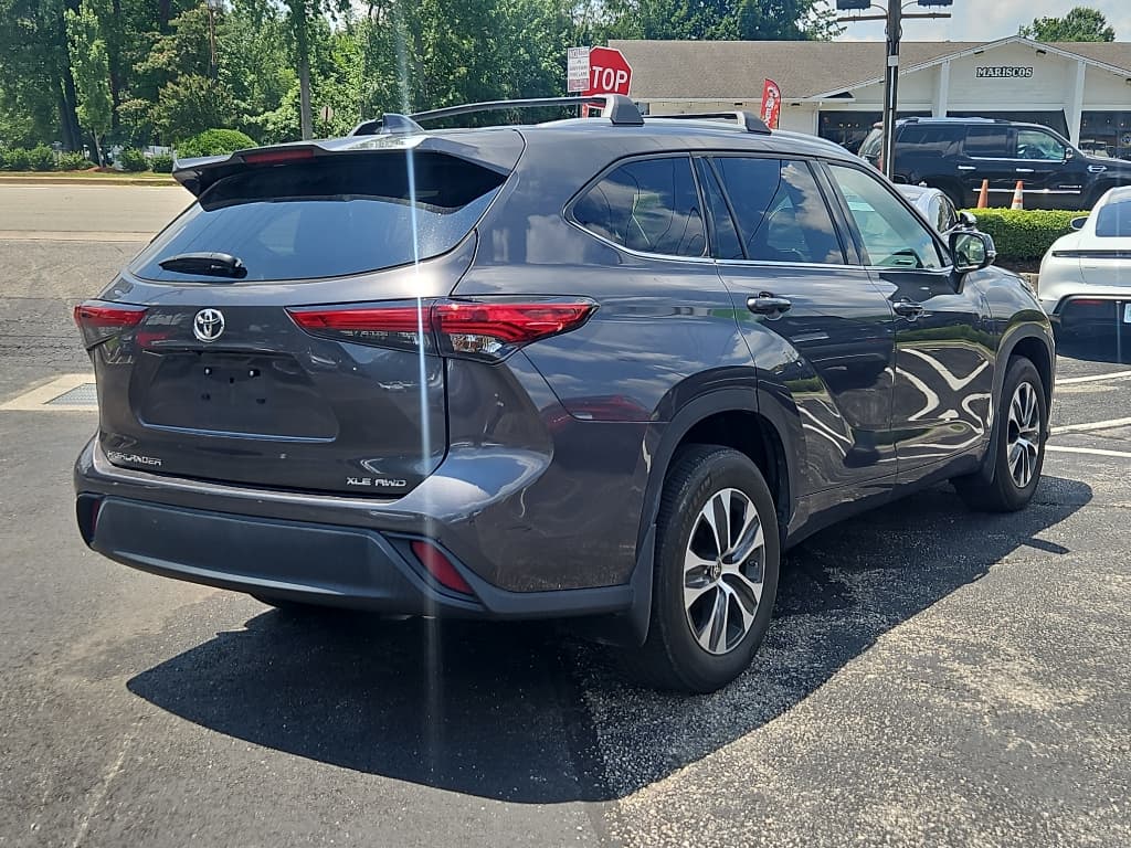 2022 Toyota Highlander view 3