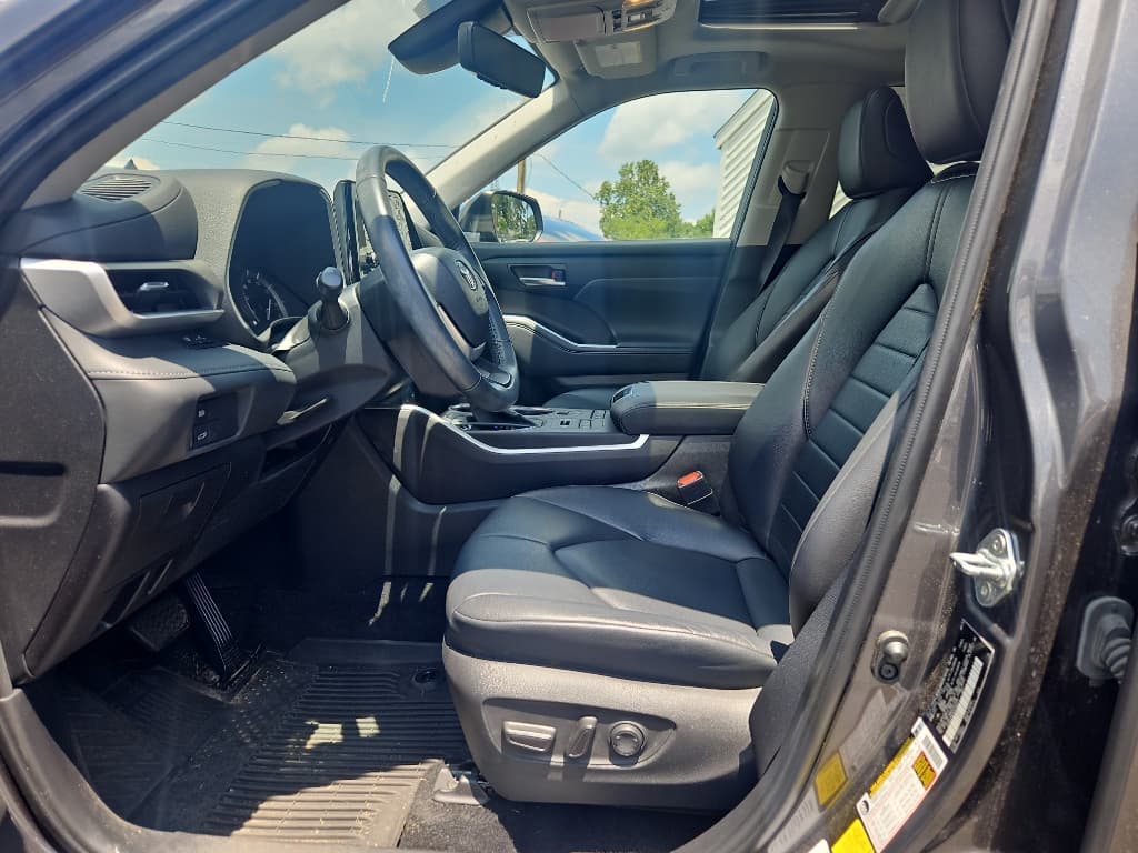 2022 Toyota Highlander view 5