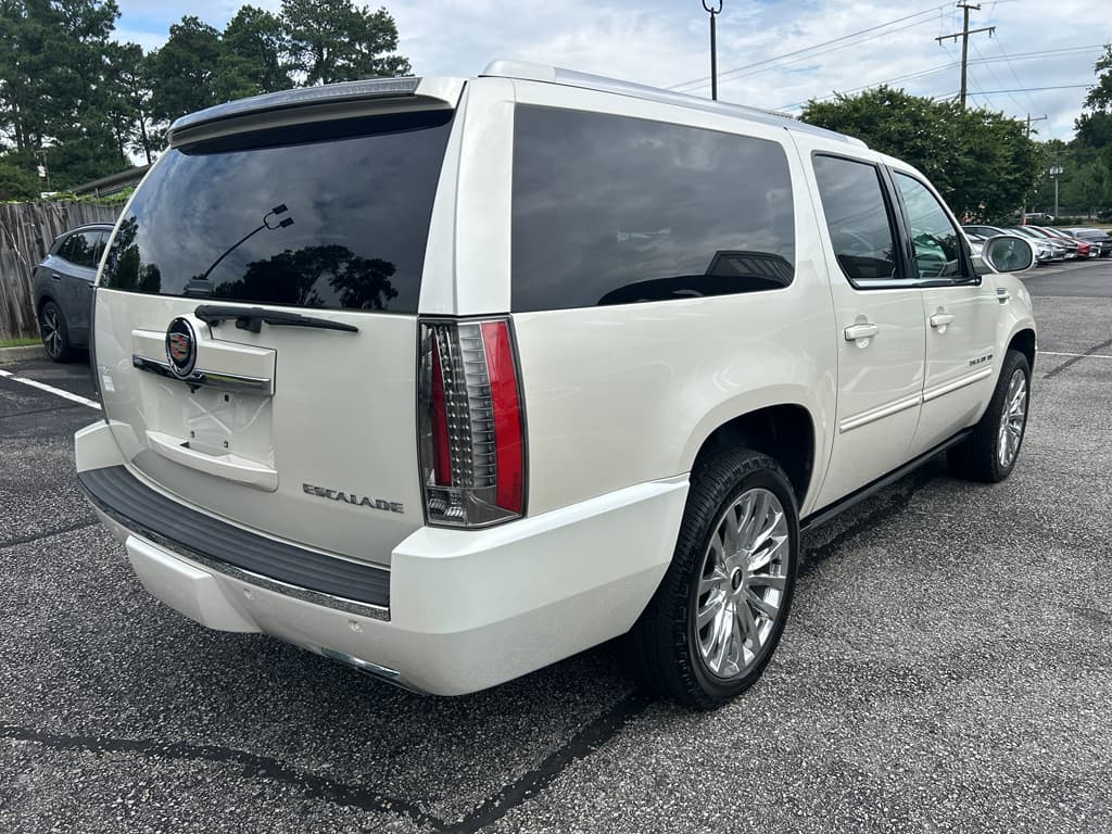 2014 Cadillac Escalade ESV view 3