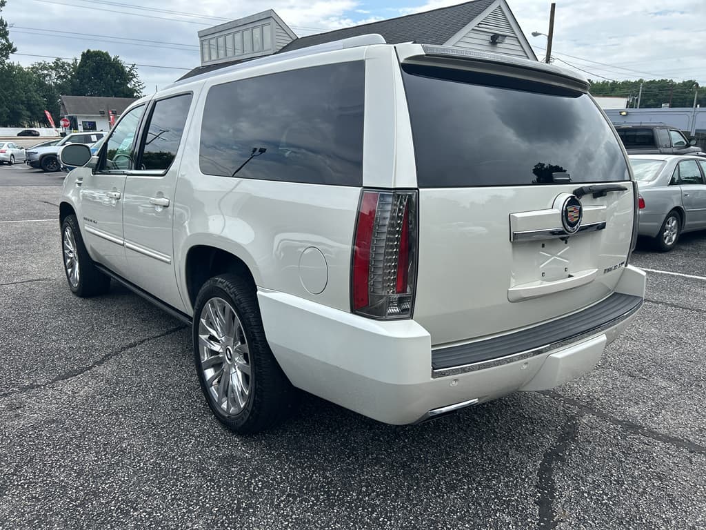2014 Cadillac Escalade ESV view 2