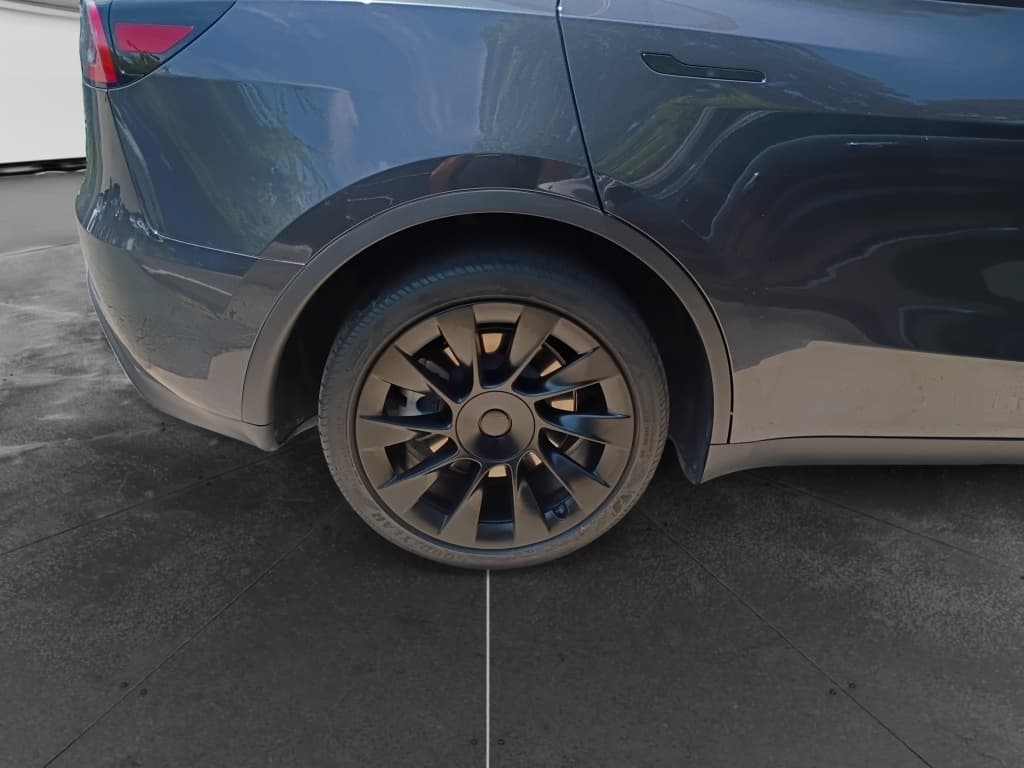 2024 Tesla Model Y view 7