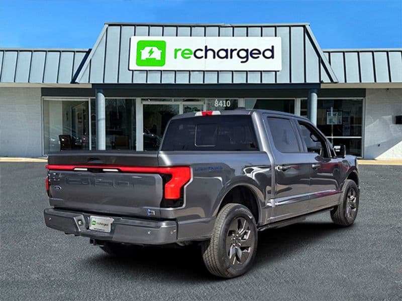 2023 Ford F-150 Lightning view 4