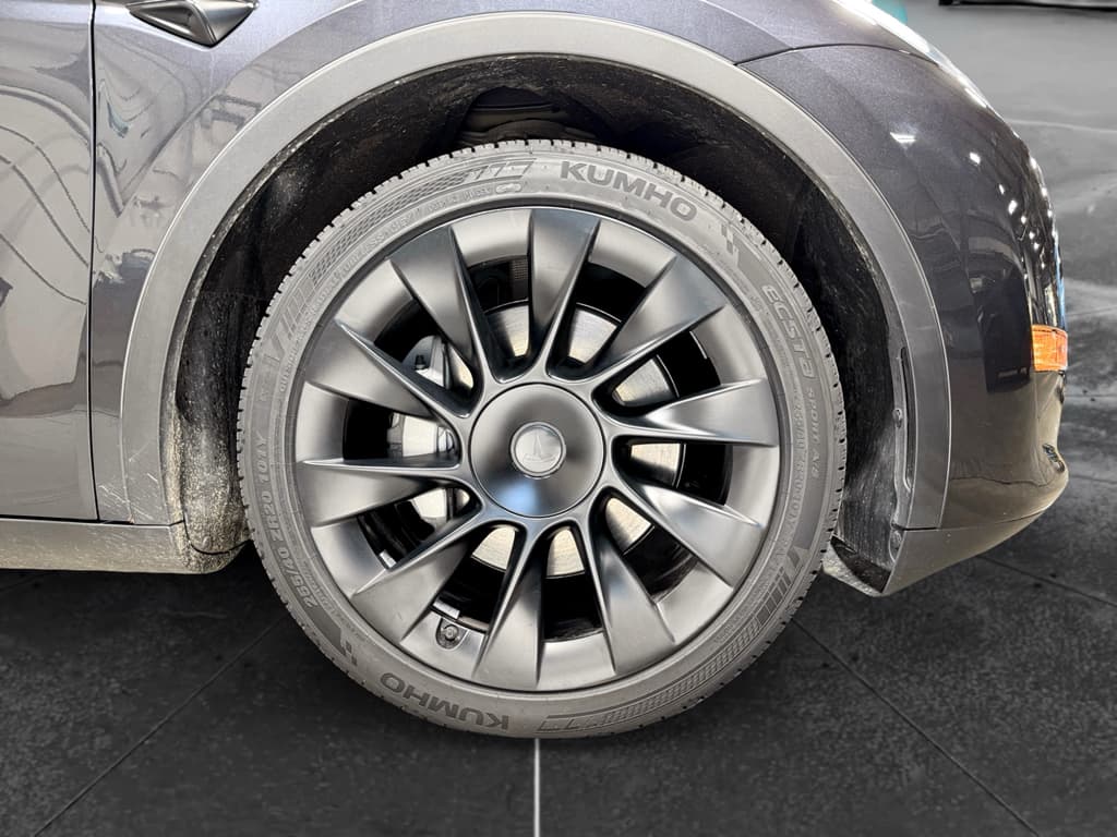 2024 Tesla Model Y view 36