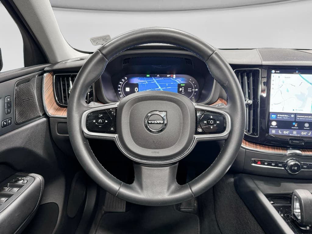 2023 Volvo XC60 view 8