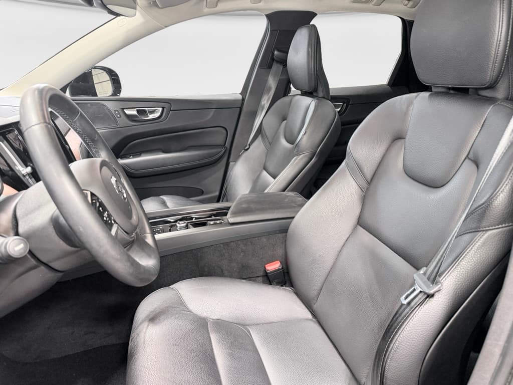 2023 Volvo XC60 view 16