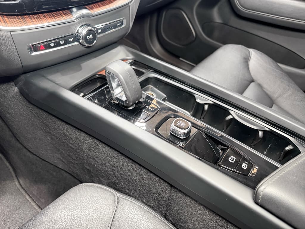 2023 Volvo XC60 view 18