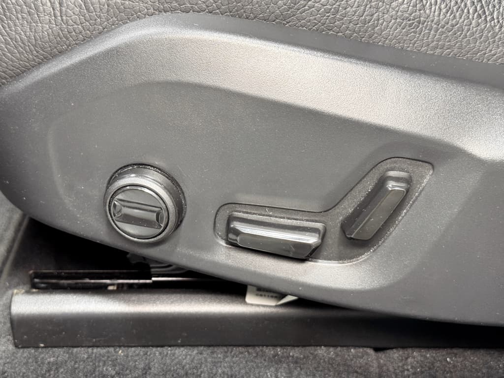 2023 Volvo XC60 view 6
