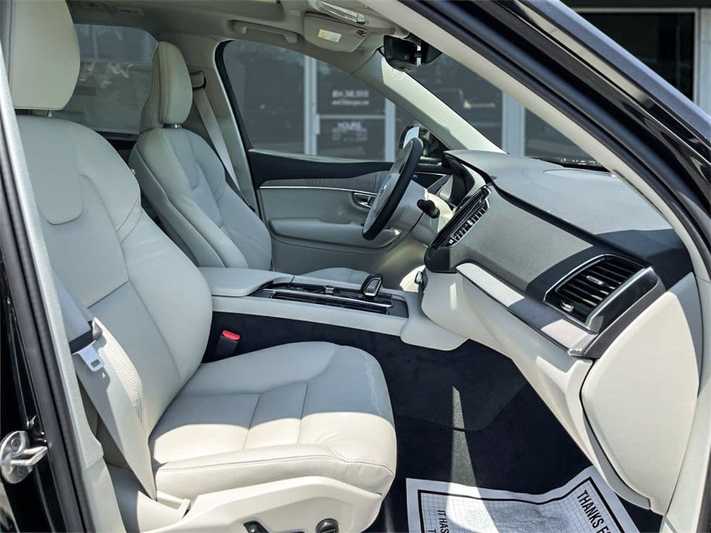 2024 Volvo XC90 view 5