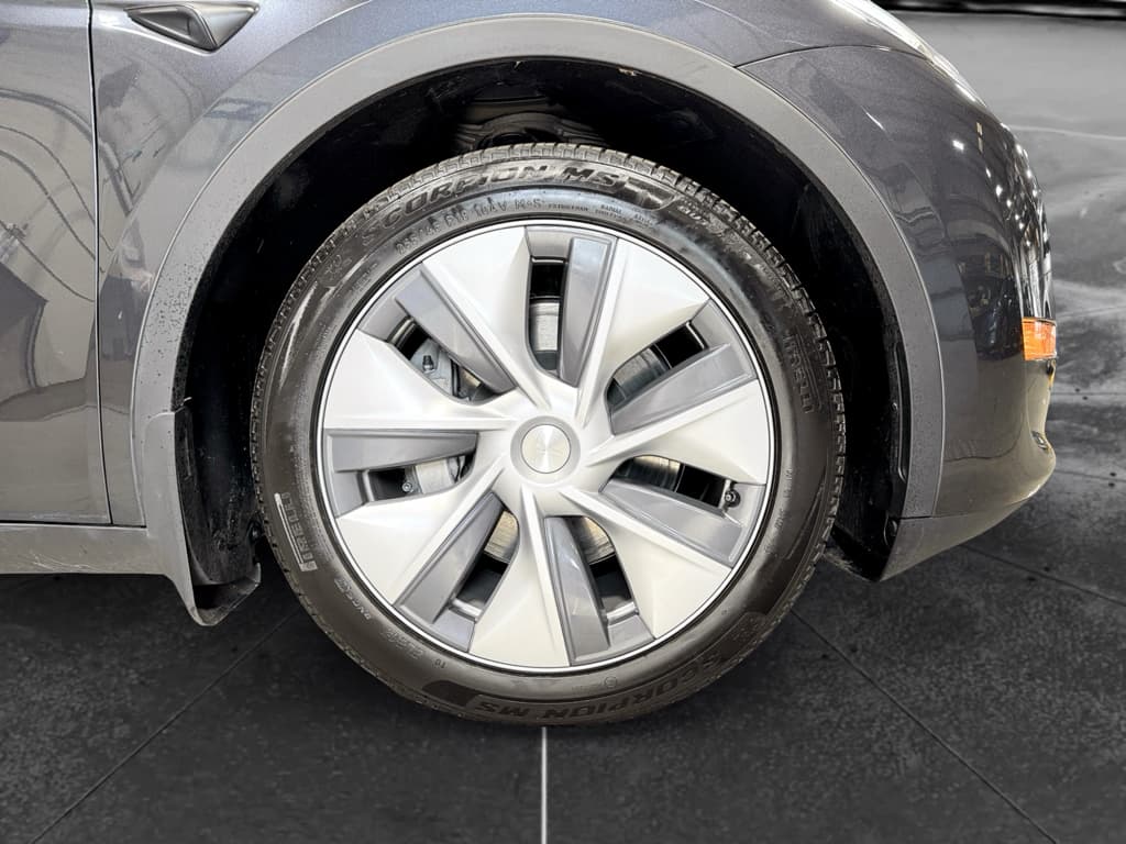 2024 Tesla Model Y view 36