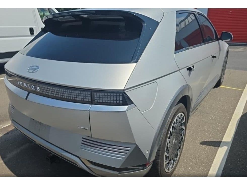 2024 Hyundai IONIQ 5 view 3