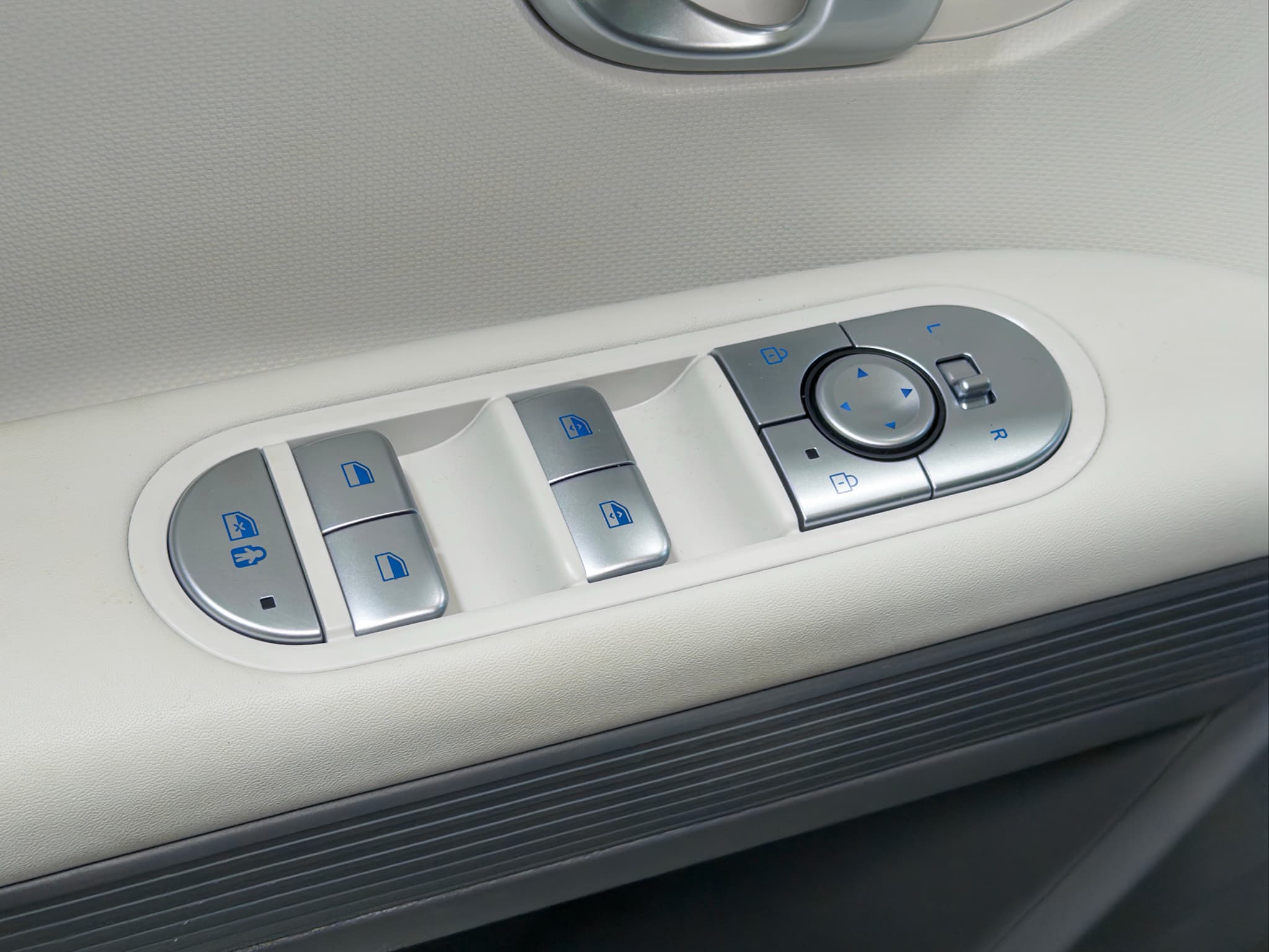 2024 Hyundai IONIQ 5 view 7