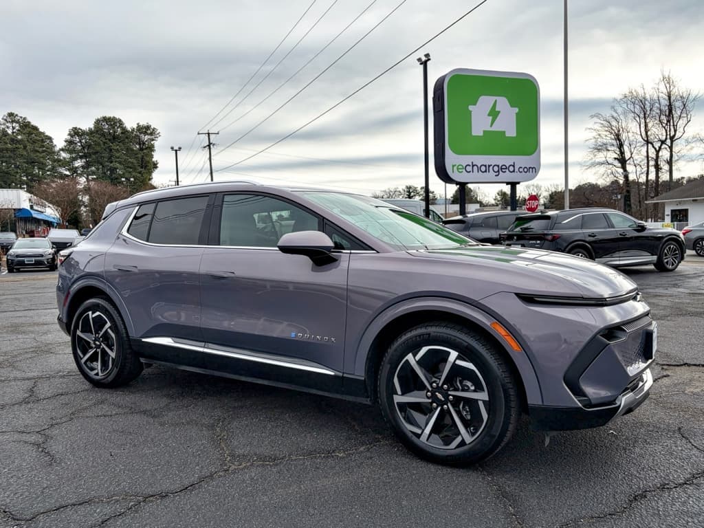 2024 Chevrolet Equinox EV view 4