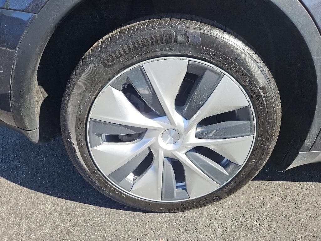2021 Tesla Model Y view 26