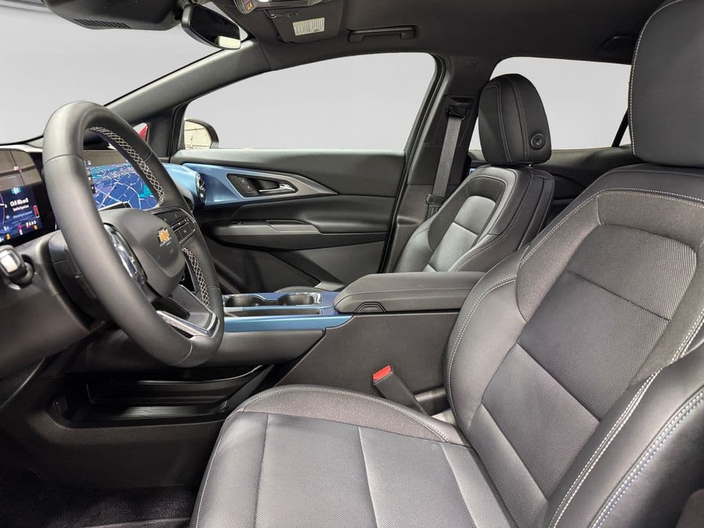 2025 Chevrolet Equinox EV view 9