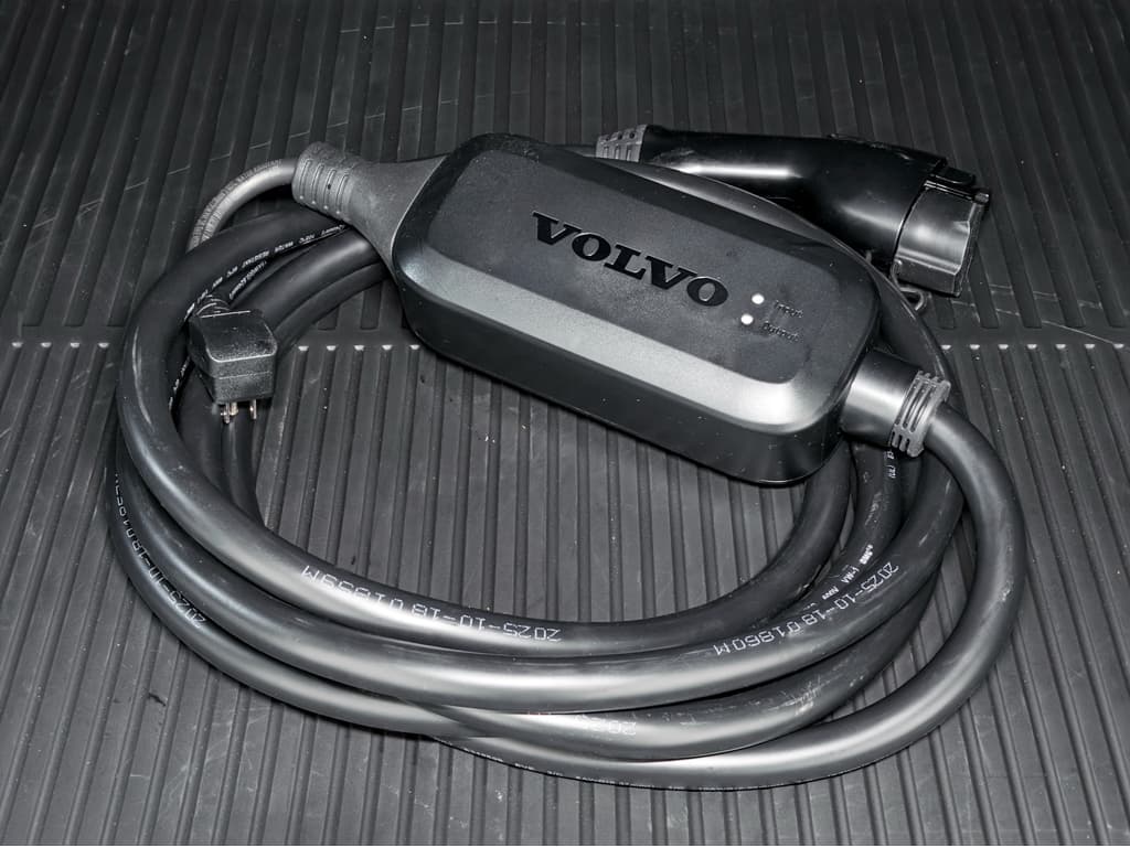 2026 Volvo EX30 Cross Country view 6