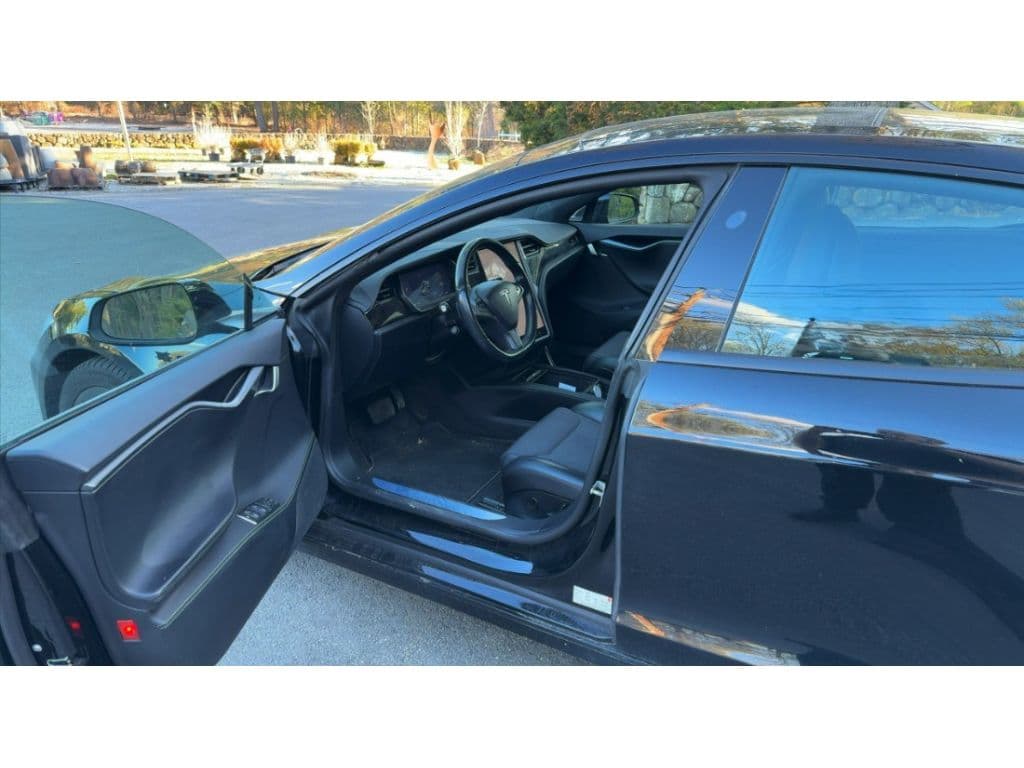 2018 Tesla Model S view 5