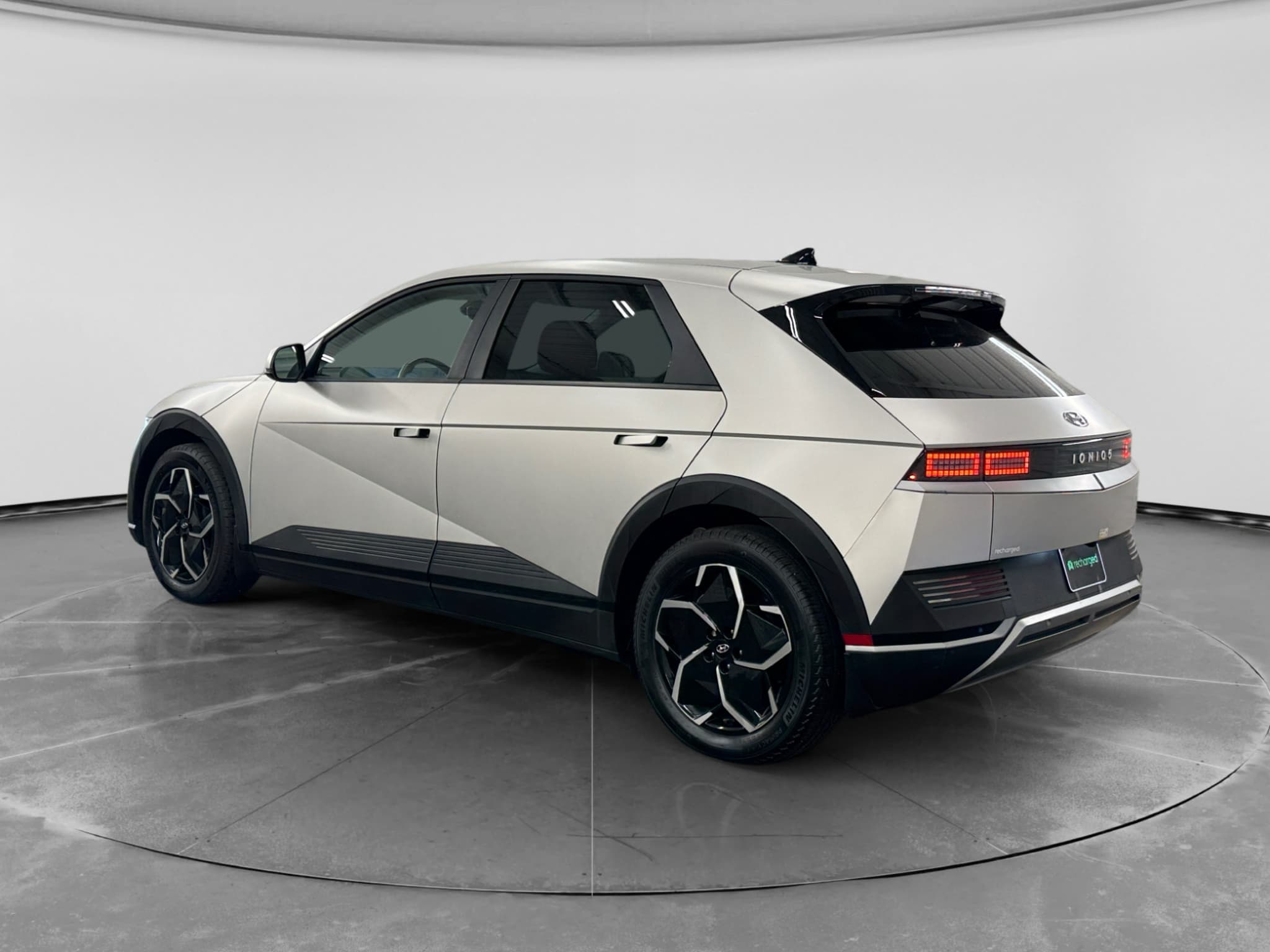 2024 Hyundai IONIQ 5 view 8