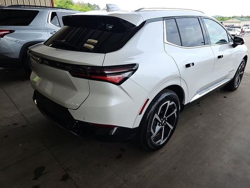 2024 Chevrolet Equinox EV view 3