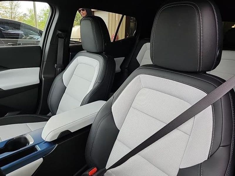 2024 Chevrolet Equinox EV view 5