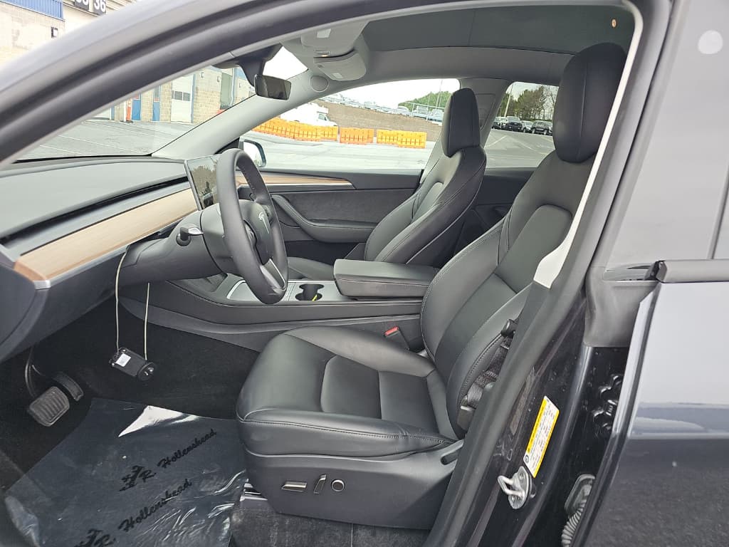 2025 Tesla Model Y view 5