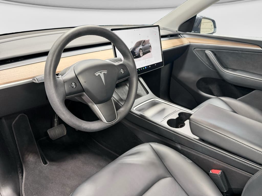 2024 Tesla Model Y view 16
