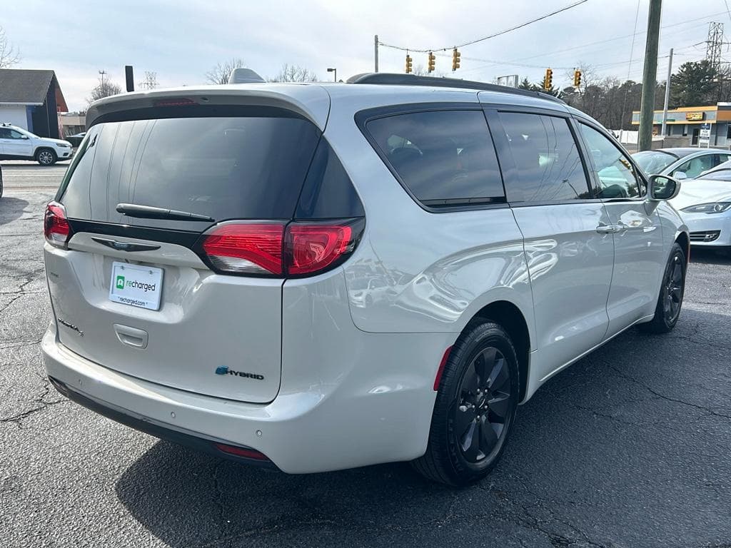 2020 Chrysler Pacifica view 3