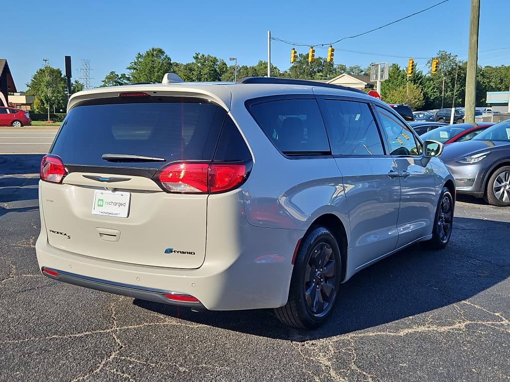 2020 Chrysler Pacifica view 3